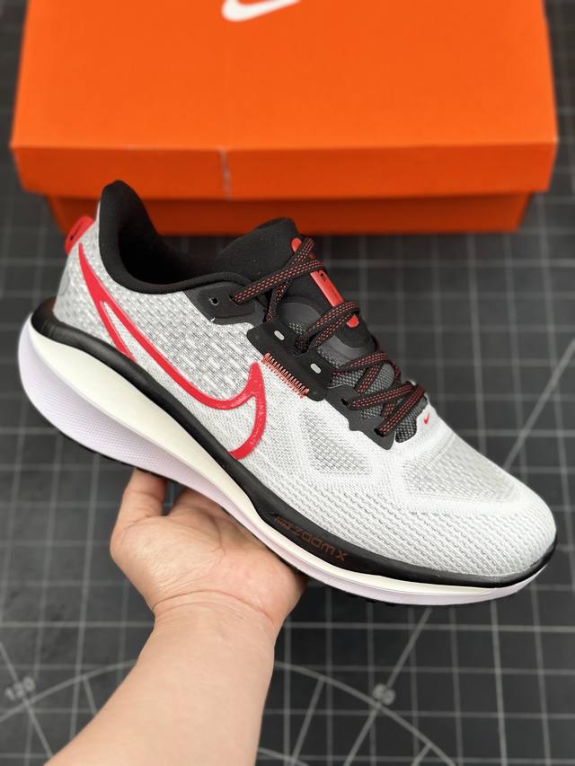 公司级耐克nike Air Zoom Vomero 17 网面徒步运动缓震跑步鞋 全新配色内置双zoom气垫 Vomero是耐克旗下的运动鞋系列，Vomero是