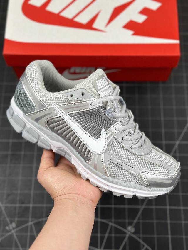 耐克 Nike Zoom Vomero 5 复古单品 经典复古潮流运动鞋 融蕴繁复设计风范和丰富层次感 缔造运动鞋佳选 助你轻松型出范 开辟独属于自己的路 鞋款