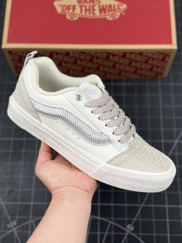 以“灵蛇新生”为灵感,推出了2025蛇年限定系列！范斯vans Vault Knu-Skool Vr3 Lx 坎普尔 茱利安系列低帮复古硫化休闲运动板鞋“米白银