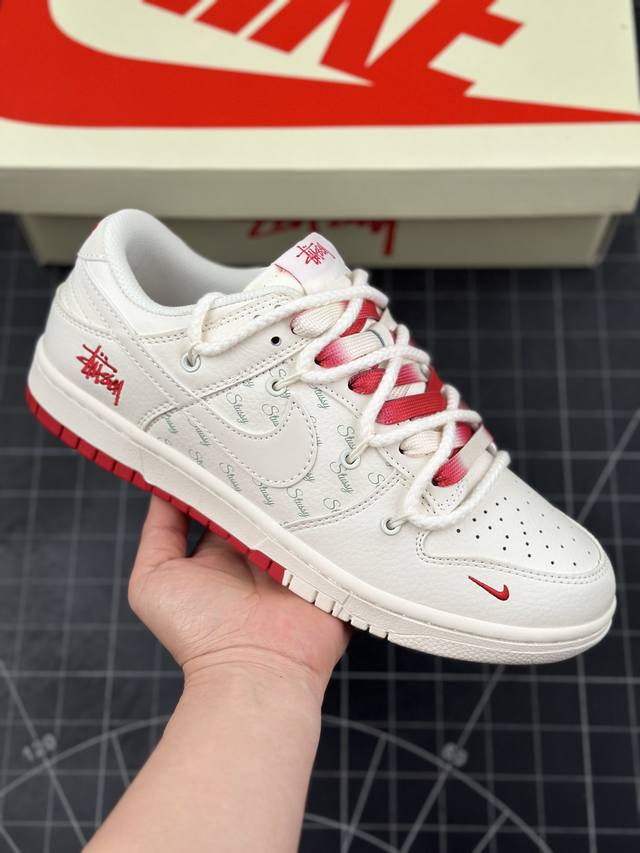 Nike Sb Dunk Low 斯图西联名解构抽绳 白红小勾绑带 低帮休闲运动休闲板鞋 原装头层材料 独家版型蒸餾加工 帶來的是更好的视觉和脚感体验 大厂纯原