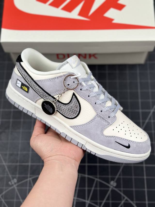 Nk Sb Dunk Low 北面蛇年系列 灰白灰勾 周年高端定制 低帮休闲板鞋 #定制鞋盒 大厂纯原品质出货 超高清洁度 皮料切割干净无任何毛边 细节完美 货