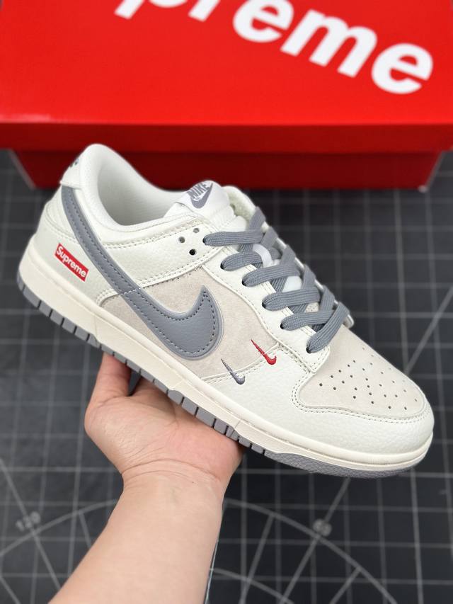 Nk Sb Dunk Low Supreme联名 灰勾双小勾 周年高端定制 低帮休闲板鞋 #定制鞋盒 大厂纯原品质出货 超高清洁度 皮料切割干净无任何毛边 细节