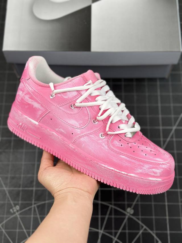 Nk Air Force 1'07 Low 迷幻粉 空军一号低帮休闲板鞋 #用玫粉色铺色，运用粉刷手法，作出渐变艺术效果，再加上双鞋带，整体简约高级，颜色鲜艳又