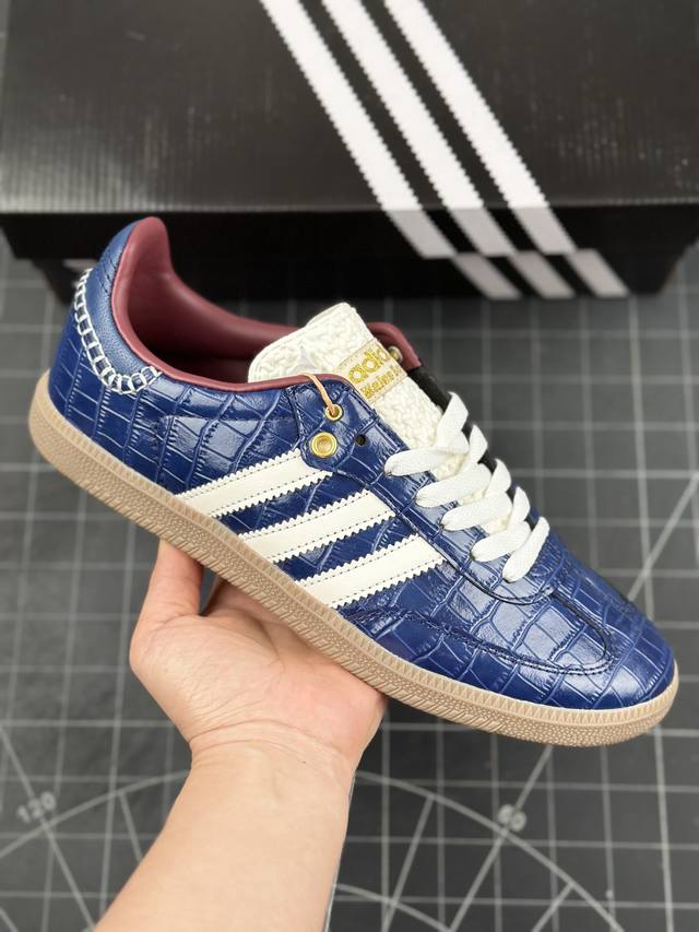 Wales Bonner X Adidas Originals Samba Vegan 联名双色鳄鱼皮马克线 古桑巴板鞋 这款桑巴鞋展示了高质量的工艺 带有装饰