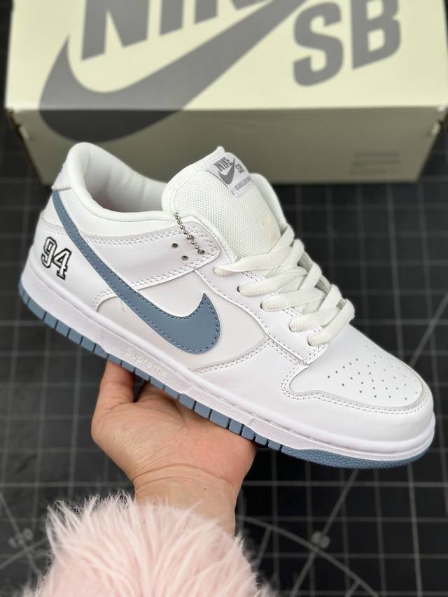 耐克 Supreme X Nike Dunk Low 94 运动鞋复古解构绑带板鞋 作为 80 年代经典篮球鞋款，起初专为硬木球场打造，后来成为席卷街头的时尚标