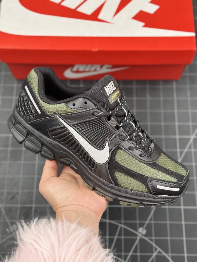 耐克 Nike Zoom Vomero 5 复古单品 经典复古潮流运动鞋 融蕴繁复设计风范和丰富层次感 缔造运动鞋佳选 助你轻松型出范 开辟独属于自己的路 鞋款