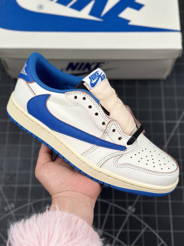 Travis Scott X Air Jordan 1 Low Pale Vanilla低帮 白蓝倒钩联名 Aj1 乔丹1代 乔丹篮球鞋系列 鞋款整体以白碳蓝为