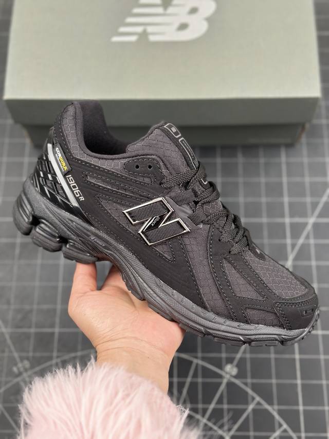 新百伦 New Balance M 6系列 复古运动鞋单品宝藏老爹鞋 作为nb最经典的档案鞋型之一，与2002一样， 6有着nb最成熟的技术加持和复古款式，而本