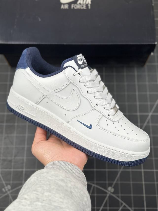 公司级耐克nike Air Force 1 Low 空军一号低帮百搭休闲运动板鞋 柔软、弹性十足的缓震性能和出色的中底设计，横跨复古与现代的外型结合，造就出风靡