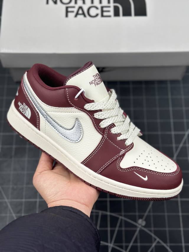 Air Jordan 1 Low Aj1乔1 “酒红米白配色-北面联名定制款” 低帮休闲板鞋 个性的设计风格以及品牌的经典元素 使其成为一双具有独特身份和价值的