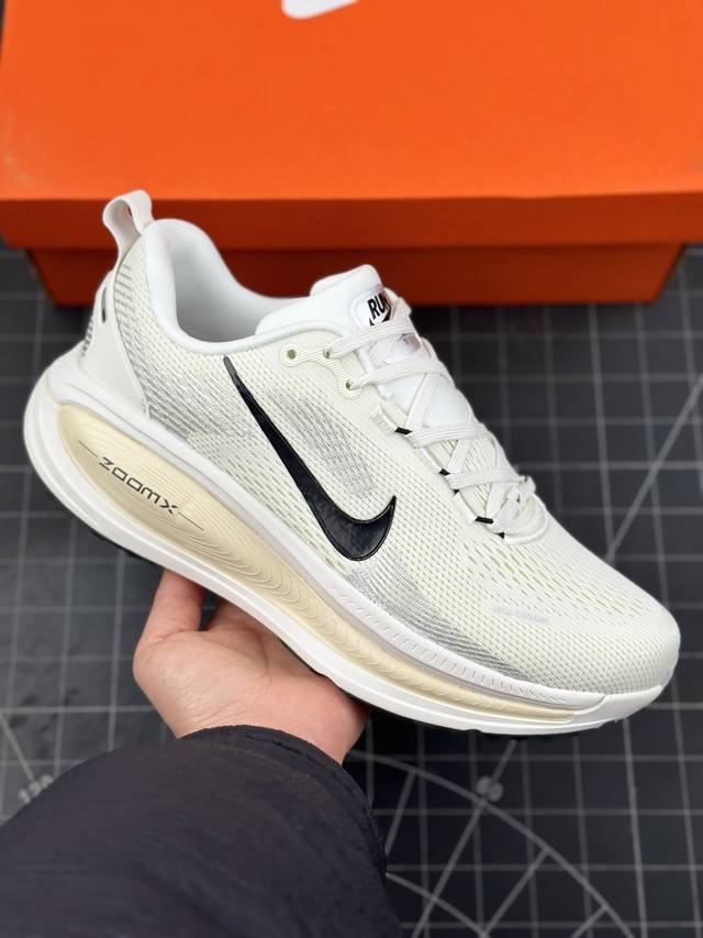 公司级nike Vomero 18 耐克 舒适减震防滑 低帮跑步鞋 全掌reactx泡绵中底 前掌和后跟还配备了air Zoom气垫单元 据说跑起来更快更舒适哦