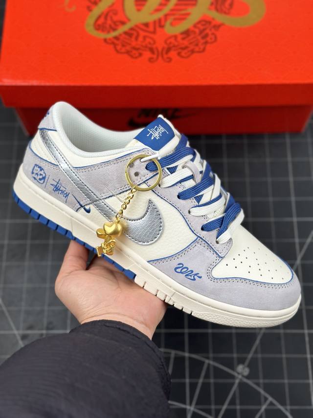 Nk Sb Dunk Low 斯图西蛇年联名 米蓝银勾 周年高端定制 低帮休闲板鞋 #定制鞋盒 大厂纯原品质出货 超高清洁度 皮料切割干净无任何毛边 细节完美 - 点击图像关闭