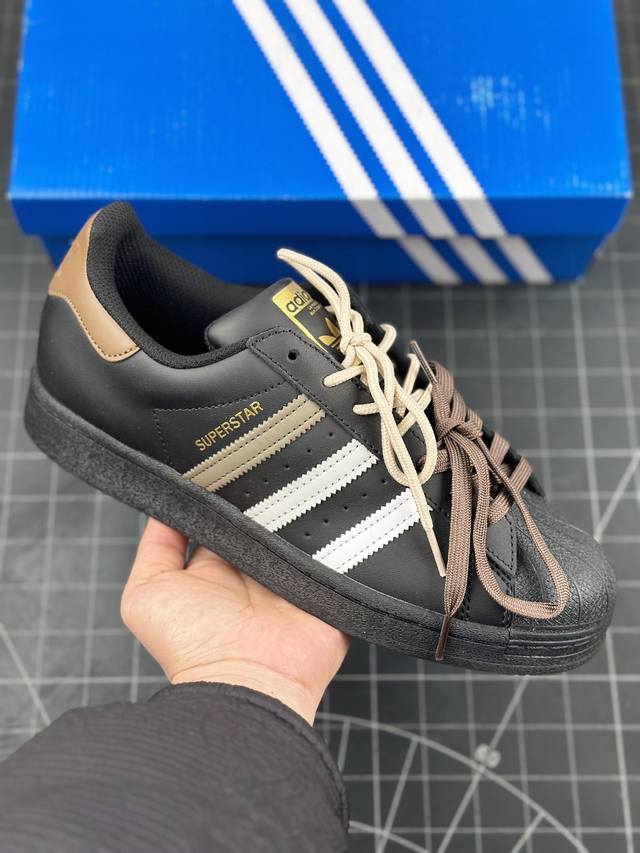 阿迪达斯 Adidas Superstar 三叶草经典贝壳头系列 新款休闲板鞋潮流男女士运动鞋 鞋面柔软皮革材质 标志性的贝壳鞋头，锯齿三条纹，简约的线条。就连