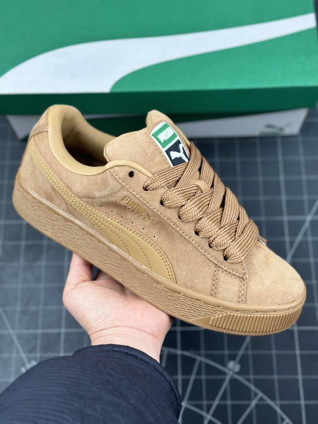 彪马 Puma Suede Xl 百搭单品彪马复古面包风休闲鞋经典男女板鞋 搭配精心设计的配色组合，营造浓郁的复古氛围。鞋面打孔细节,提升穿着时的舒适度。皮革鞋