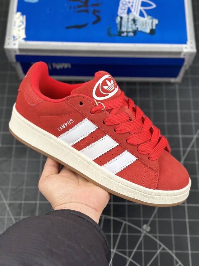 Adidas Originals Campus 00S 复古休闲防滑耐磨低帮板鞋 鞋款采用柔软的绒面革和耐用的皮革衬里融合在橡胶外底上，具有半透明效果。鞋舌还加