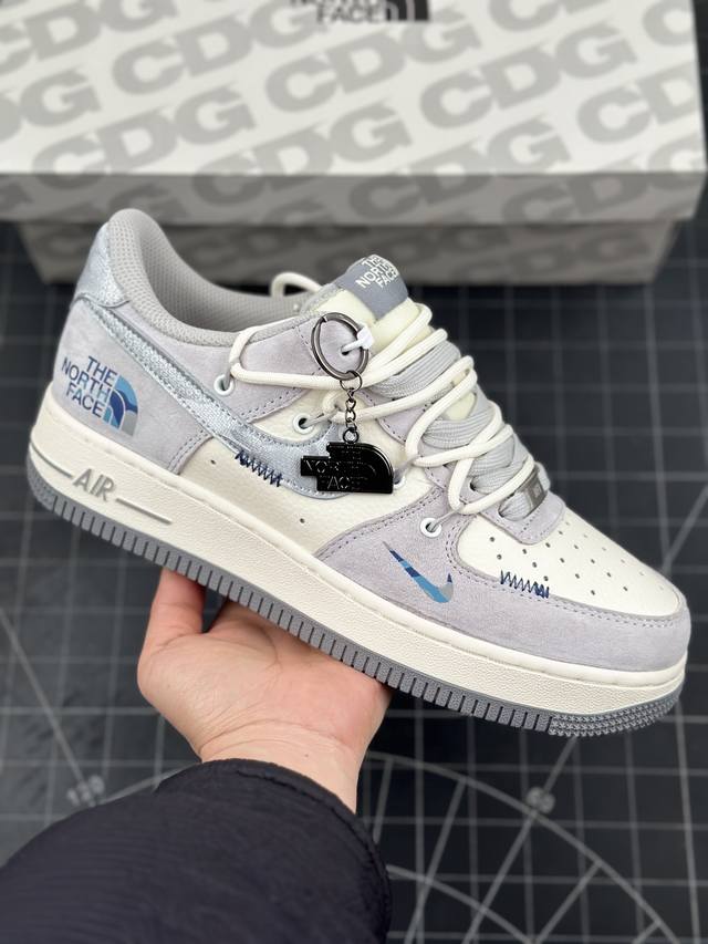 著名户外品牌 北面 The North Face X Nike Air Force 1’07 Low Lot Tnf 空军一号经典低帮百搭休闲运动板鞋“联名浅灰