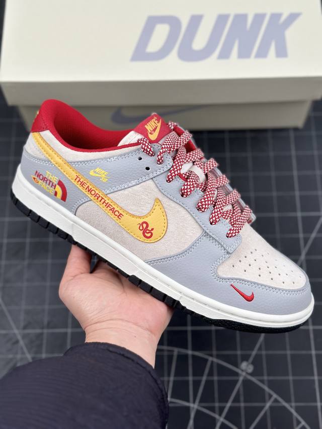 Nk Sb Dunk Low 北面蛇年联名 字幕黄勾 周年高端定制 低帮休闲板鞋 #定制鞋盒 大厂纯原品质出货 超高清洁度 皮料切割干净无任何毛边 细节完美 货