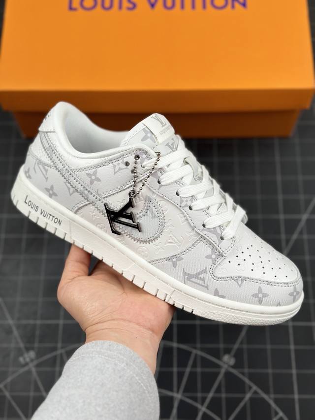 Lv X Nike Dunk Low Lv联名-冰蓝印花 周年高端定制 低帮休闲板鞋 此款主张打破传统的工业化流水线设计限制，以made By Ideas的超级