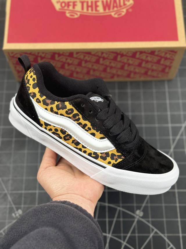 万斯 Vans Sku-Skool 面包鞋 坎普尔 茱利安系列低帮复古硫化休闲运动板鞋“肥胖版大logo” 要说整个年最为热门的鞋型之一， 面包鞋 绝对值得一提