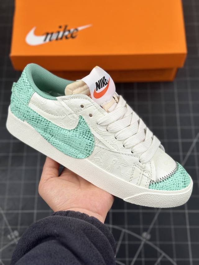 公司级nk Blazer Low‘77 Jumbo 蛇年限定 经典百搭低帮开拓者休闲运动板鞋 全新焕新升级经典 Blazer 鞋款，大号 Swoosh 突出新时