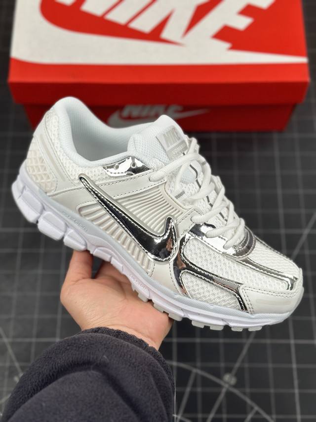 耐克 Nike Zoom Vomero 5 复古单品 经典复古潮流运动鞋 融蕴繁复设计风范和丰富层次感 缔造运动鞋佳选 助你轻松型出范 开辟独属于自己的路 鞋款