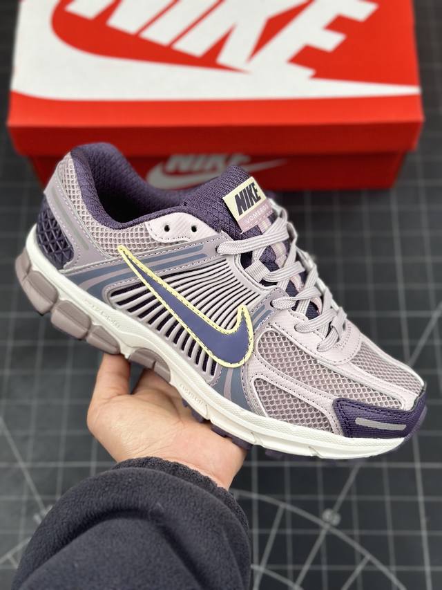 耐克 Nike Zoom Vomero 5 复古单品 经典复古潮流运动鞋 融蕴繁复设计风范和丰富层次感 缔造运动鞋佳选 助你轻松型出范 开辟独属于自己的路 鞋款