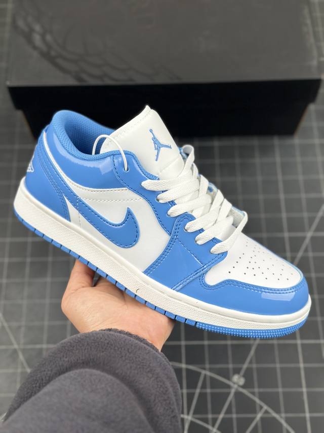 Air Jordan 1 Low Legend Blue 低帮 漆皮北卡蓝 Aj1 乔丹1代 乔丹篮球鞋系列 采用校园蓝配色，鞋口处则采用缎纹材质焕新演绎的同时