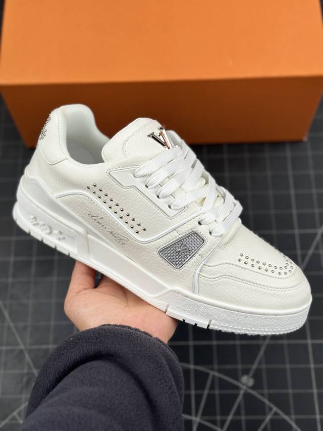 Lv路易威登louis Vuitton Trainer Sneaker Low 休闲运动文化百搭板鞋 舒适防滑底和百搭性霸屏整个时尚娱乐圈，细节调整完美主义！鞋