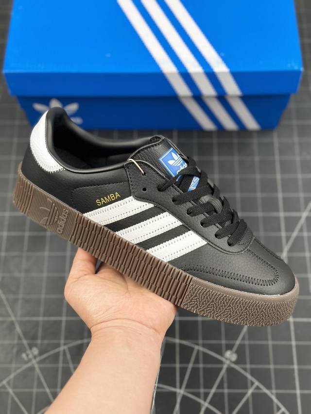 公司级adidas Originals Samba Rose 三叶草桑巴系列松糕百搭经典板鞋 Originals Samba 诞生于上世纪 50 年代 最早从传