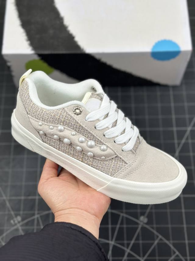 万斯 Vans Sku-Skool 面包鞋 坎普尔 茱利安系列珍珠白灰 低帮复古硫化休闲运动板鞋“肥胖版大logo” 要说整个年最为热门的鞋型之一， 面包鞋 绝