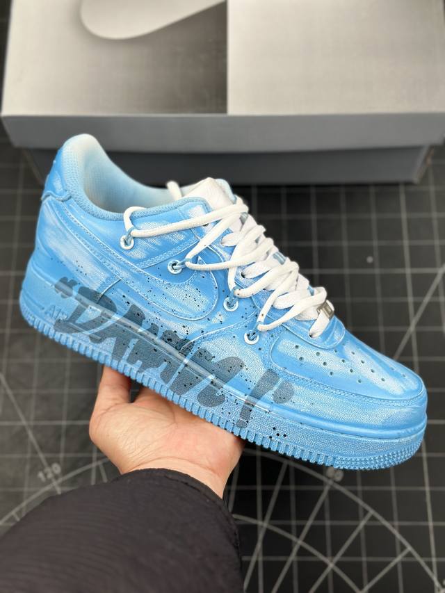 Nk Air Force 1'07 Low 字母涂鸦 绑带系列 空军一号低帮休闲板鞋 #经典的af1原鞋鞋型，简单的增高板鞋设计，加入了简单的不规则做旧渲染，在