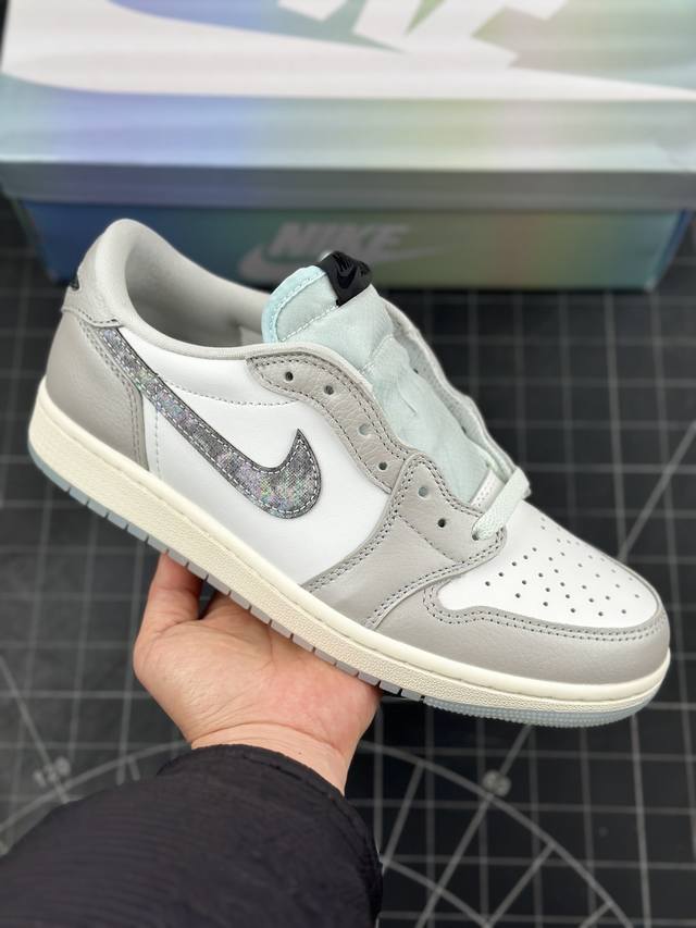 Air Jordan 1 Low Og 蛇年 Cny 低帮 蛇年限定 白灰黑 Aj1 乔丹1代 男女同款 乔丹篮球鞋系列 鞋身整体以白灰为主色调，灰色皮面看上去