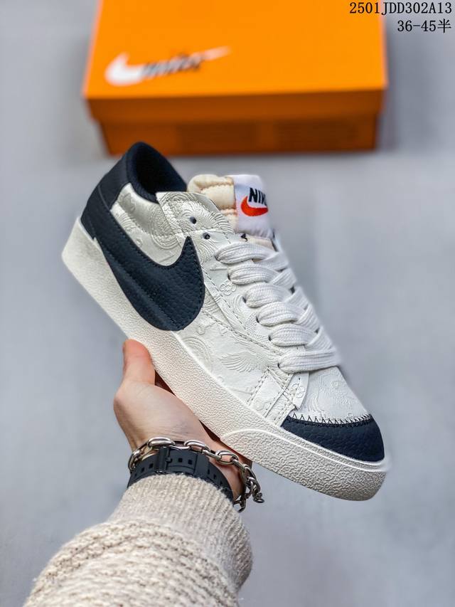 Blazer Low ‘77 Jumbo 百搭单品 全新焕新升级经典 Blazer 鞋款，大号 Swoosh 突出新时代更加张扬的潮流感，对经典的又一次改良升级