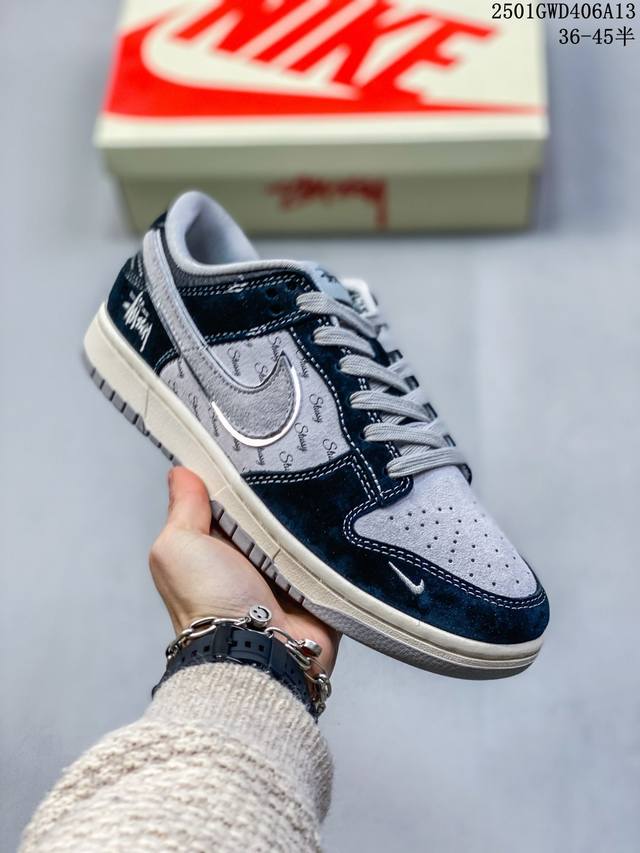 Nike Sb Dunk Low“ 斯图西联名 黑灰猪八英文” 周年高端定制 低帮休闲板鞋 定制鞋盒 大厂纯原品质出货 超高清洁度 皮料切割干净无任何毛边 细节