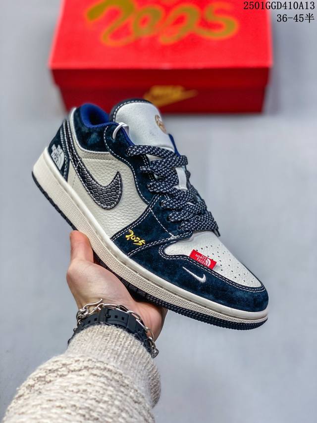 2025限量发售！ Air Jordan 1 Low Aj1乔1低帮休闲板鞋， “黑白蛇麟配色-北面联名定制款” 个性的设计风格以及品牌的经典元素 使其成为一双