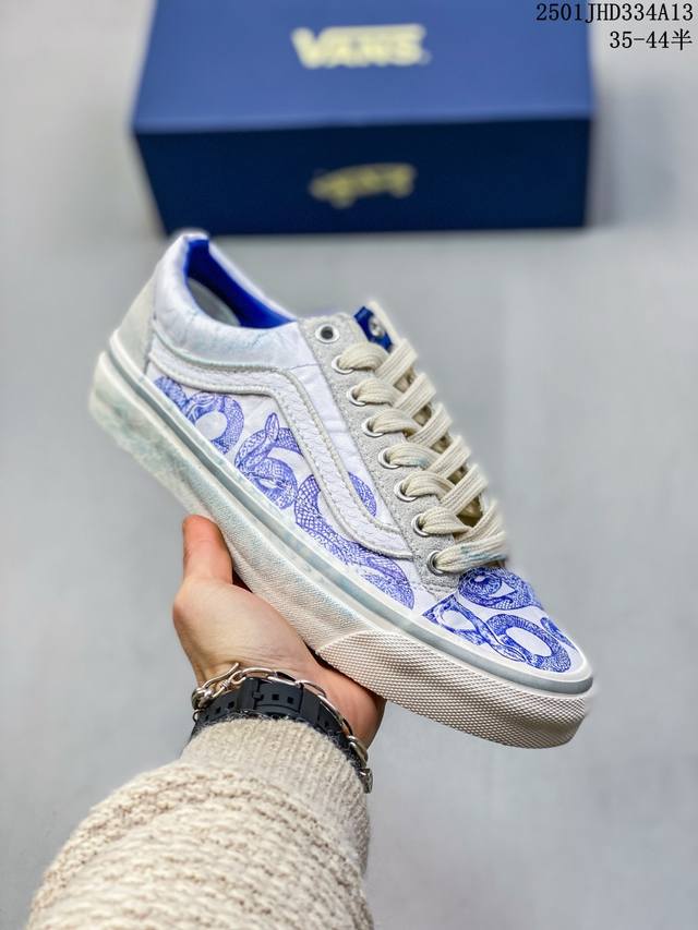 Vans蛇年青花瓷来了 Vans Premium Old Skool 36 蛇年配色可谓设计细节拉满，褶皱皮革、蓝染、蛇纹、做旧日、水晶底，后跟还有刺绣“蛇”文