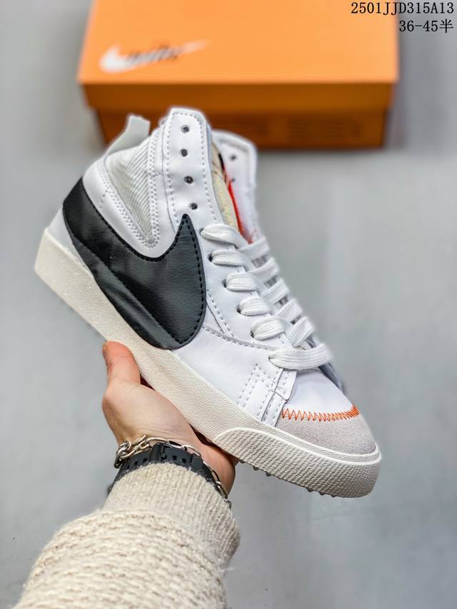 耐克 Nike Blazer Mid '77 Jumbo 女士运动鞋 抓地板鞋革新重塑经典街头人气鞋款。采用人气传统外观，巧搭大号耐克勾勾设计和宽大鞋带。柔软泡