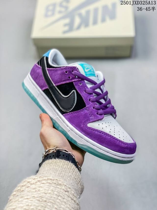 公司级Nike Dunk Low Dunk Sb顾名思义，具有经典的Dunk血缘，又注入了更多的时尚元素。相较于普通的Dunk滑板鞋，改良版的Dunk Sb加厚