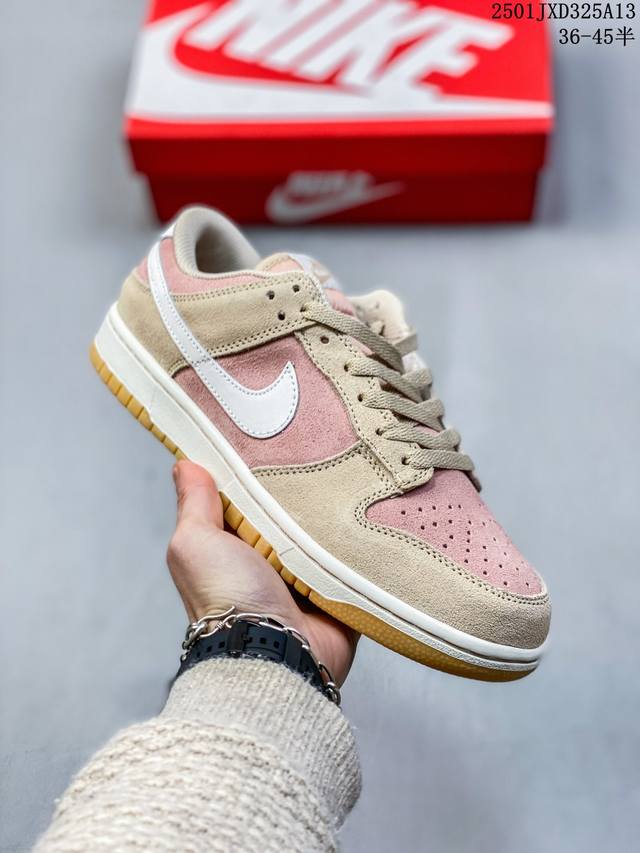 公司级Nike Dunk Low Dunk Sb顾名思义，具有经典的Dunk血缘，又注入了更多的时尚元素。相较于普通的Dunk滑板鞋，改良版的Dunk Sb加厚