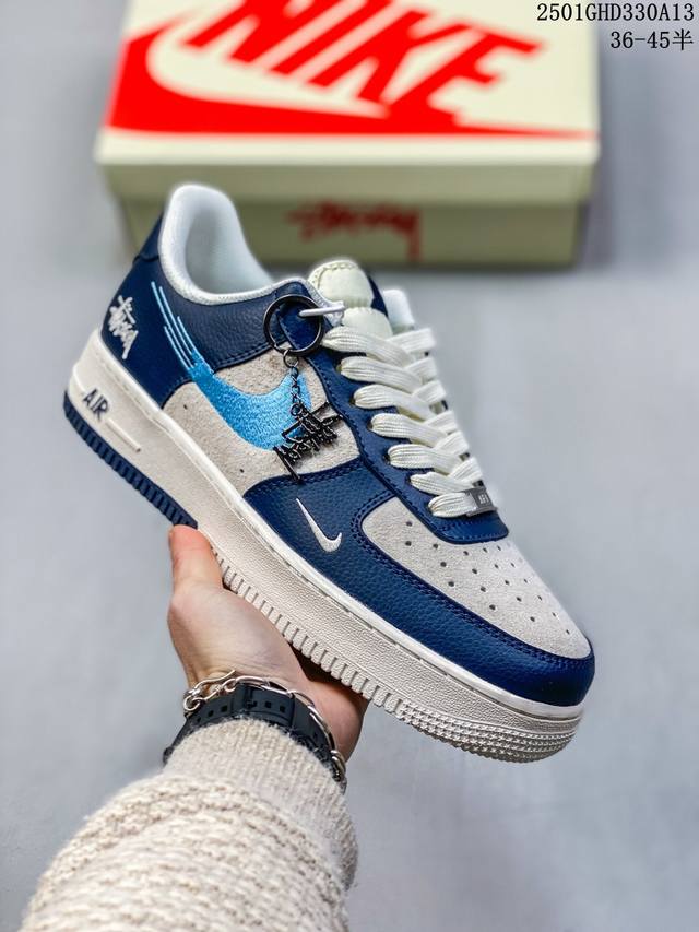 公司级带半码耐克Nike Air Force 1‘07空军一号低帮百搭休闲运动板鞋。柔软、弹性十足的缓震性能和出色的中底设计，横跨复古与现代的外型结合，造就出风