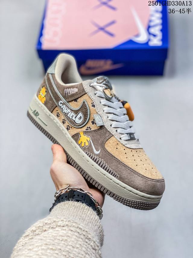 公司级带半码耐克Nike Air Force 1‘07空军一号低帮百搭休闲运动板鞋。柔软、弹性十足的缓震性能和出色的中底设计，横跨复古与现代的外型结合，造就出风 - 点击图像关闭