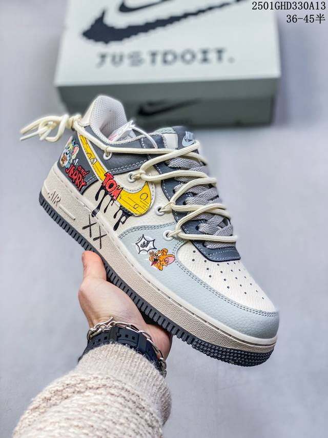 公司级带半码耐克Nike Air Force 1‘07空军一号低帮百搭休闲运动板鞋。柔软、弹性十足的缓震性能和出色的中底设计，横跨复古与现代的外型结合，造就出风