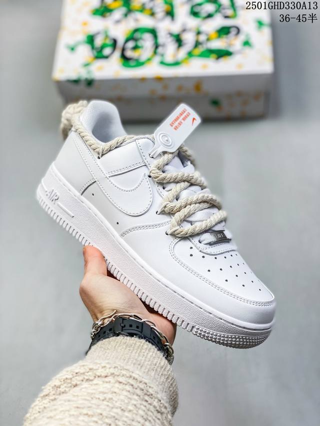 公司级带半码耐克Nike Air Force 1‘07空军一号低帮百搭休闲运动板鞋。柔软、弹性十足的缓震性能和出色的中底设计，横跨复古与现代的外型结合，造就出风