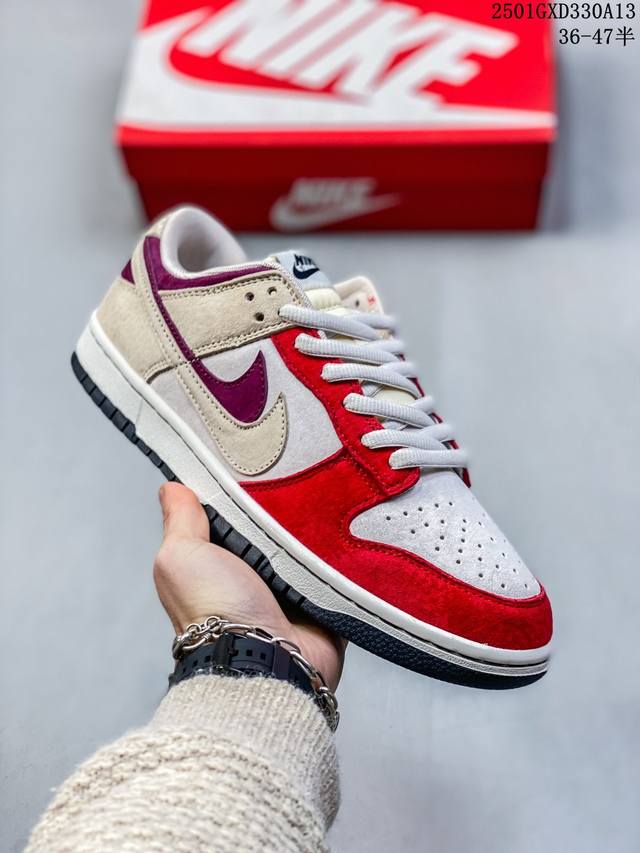 公司级Nike Dunk Low Dunk Sb顾名思义，具有经典的Dunk血缘，又注入了更多的时尚元素。相较于普通的Dunk滑板鞋，改良版的Dunk Sb加厚