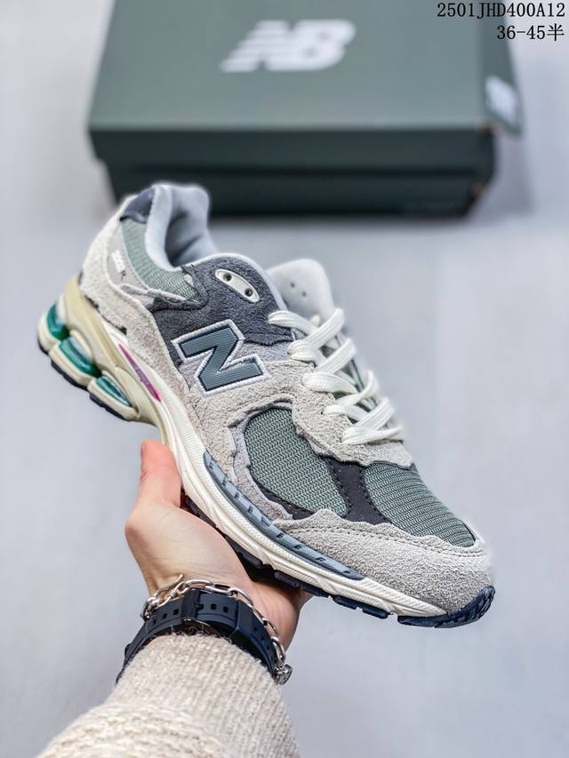 新百伦 New Balance 2002R 跑鞋 男女运动鞋 潮老爹鞋。沿袭了面世之初的经典科技，以 Encap 中底配以升级版 N-Ergy 缓震物料。鞋面则