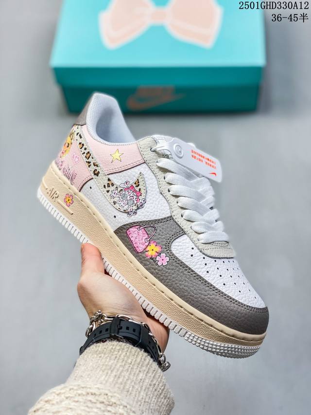 公司级带半码 简介：耐克Nike Air Force 1 Low 空军一号 低帮百搭休闲运动板鞋。柔软、弹性十足的缓震性能和出色的中底设计，横跨复古与现代的外型