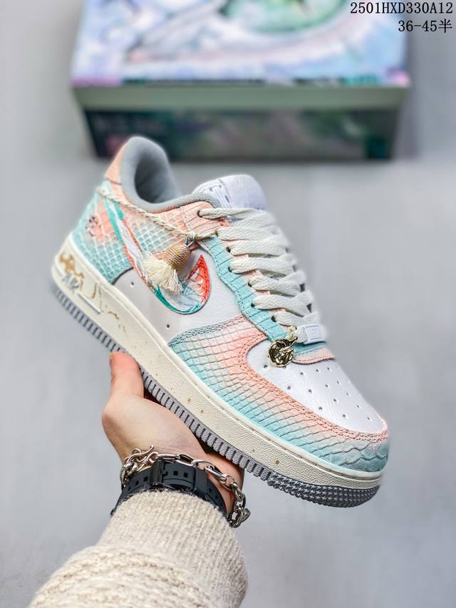 公司级带半码 简介：耐克Nike Air Force 1 Low 空军一号 低帮百搭休闲运动板鞋。柔软、弹性十足的缓震性能和出色的中底设计，横跨复古与现代的外型