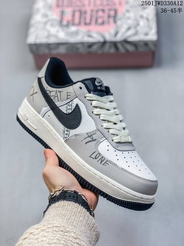 公司级带半码 简介：耐克Nike Air Force 1 Low 空军一号 低帮百搭休闲运动板鞋。柔软、弹性十足的缓震性能和出色的中底设计，横跨复古与现代的外型