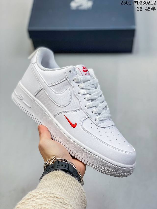 公司级带半码 简介：耐克Nike Air Force 1 Low 空军一号 低帮百搭休闲运动板鞋。柔软、弹性十足的缓震性能和出色的中底设计，横跨复古与现代的外型 - 点击图像关闭