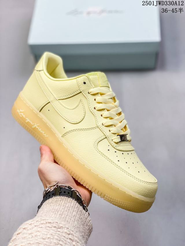 公司级带半码 简介：耐克Nike Air Force 1 Low 空军一号 低帮百搭休闲运动板鞋。柔软、弹性十足的缓震性能和出色的中底设计，横跨复古与现代的外型